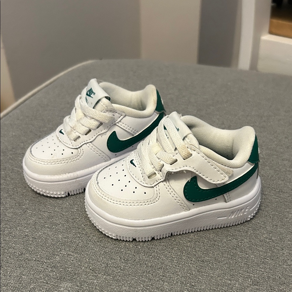 Nike White and Green Sneakers Classic Design